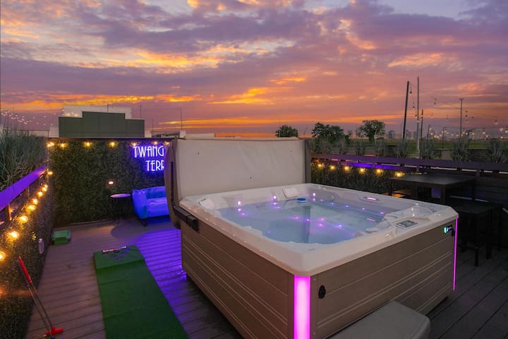 Hot Tub & Rooftop Views – Twang Town Terrace