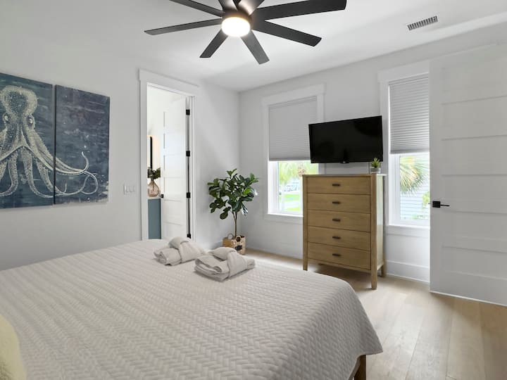 Primary Suite 3 with King Bed and Ensuite Bathroom Amalfi Palms | 2401 Cameron Blvd | Isle of Palms, SC | IOP Escapes