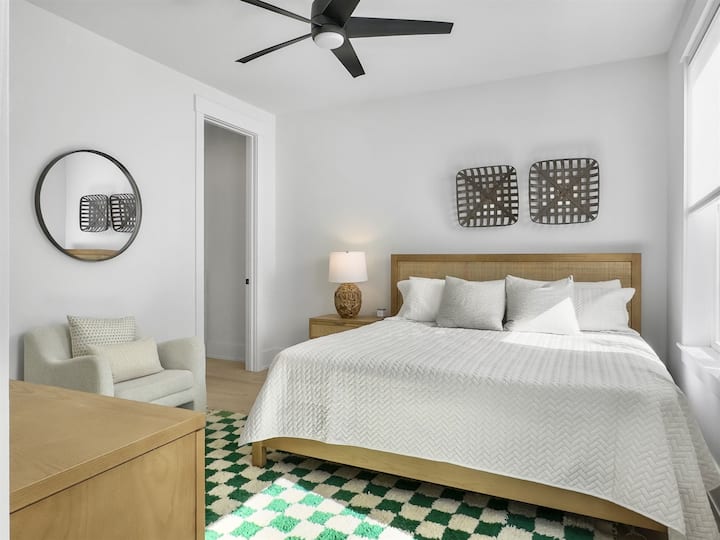 Izba s manželskou posteľou King so spoločnou kúpeľňou Amalfi Palms | 2401 Cameron Blvd | Isle of Palms, SC | IOP Escapes