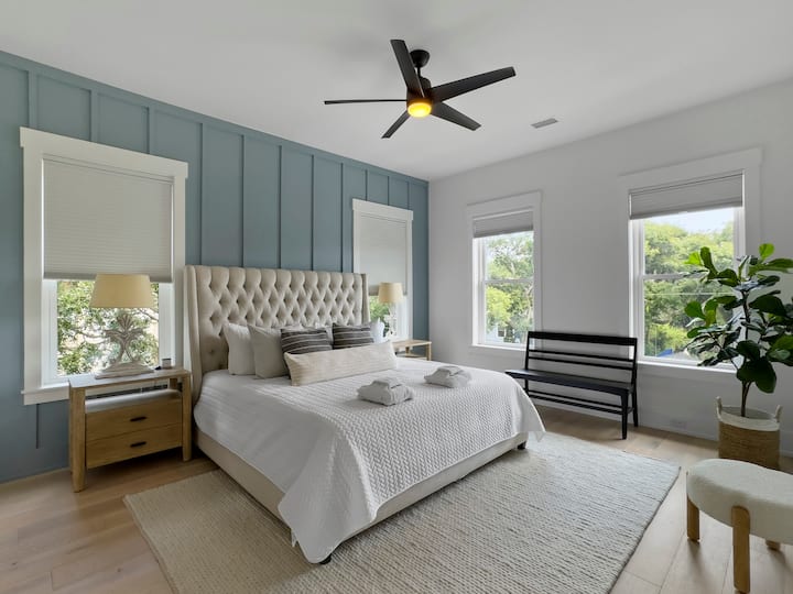 Primárny apartmán 1 s manželskou posteľou King a vlastnou kúpeľňou Amalfi Palms | 2401 Cameron Blvd | Isle of Palms, SC | IOP Escapes