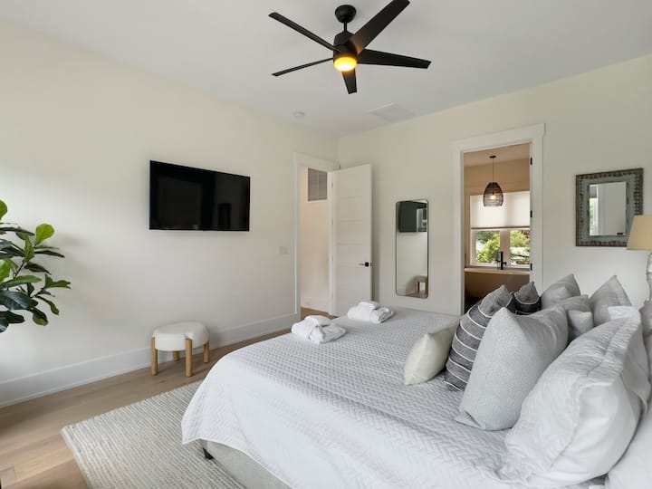 Primárny apartmán 1 s manželskou posteľou King a vlastnou kúpeľňou Amalfi Palms | 2401 Cameron Blvd | Isle of Palms, SC | IOP Escapes