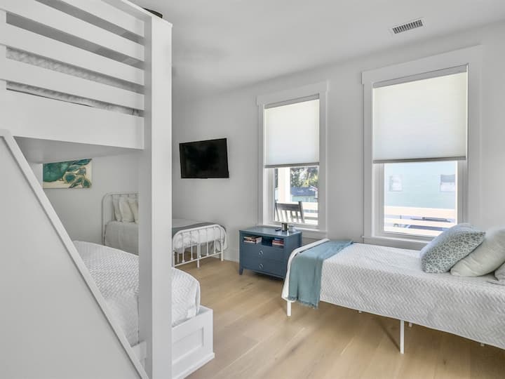 Poschodová izba - manželská posteľ nad manželskou posteľou King a 2 samostatné postele Amalfi Palms | 2401 Cameron Blvd | Isle of Palms, SC | IOP Escapes