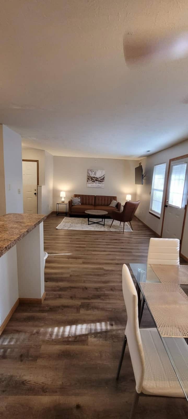 Bright 2 Br Elm Point Apartment Near Rivian - Bloomington, IL
