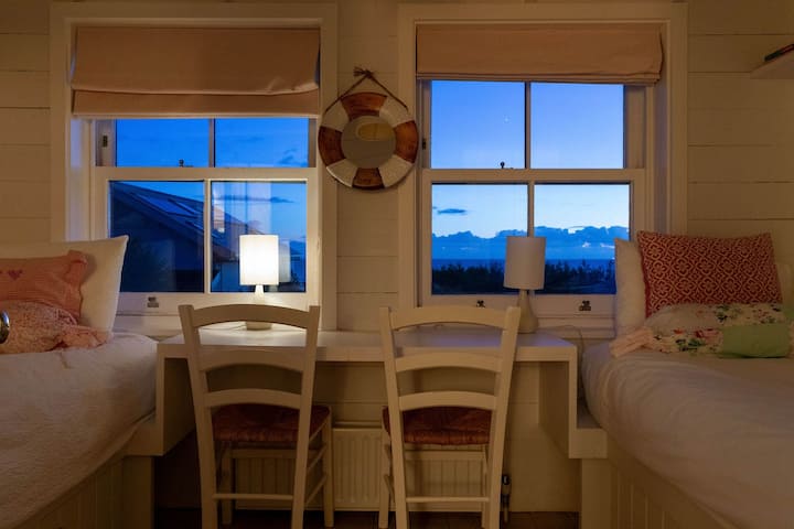 Ღამის დადგომასთან ერთად დაისვენეთ შენობაში და დაიძინეთ ტალღების ხმაზე.