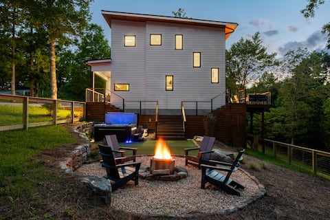 Level Up 3BR Fall Retreat, Hot Tub, Firepit + Dogs