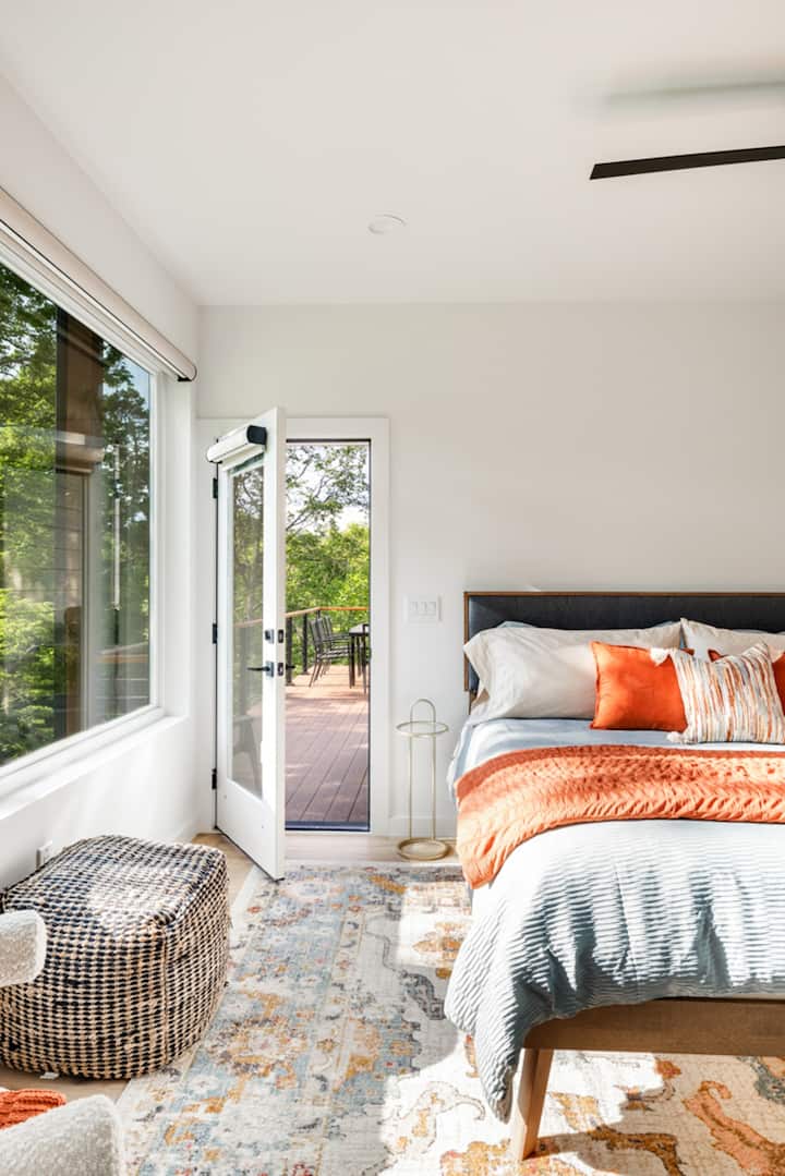 Koppla av i sovrummet med en bekväm säng, elegant inredning och ett eget badrum. Din egen mysiga tillflyktsort efter en dags äventyr. 