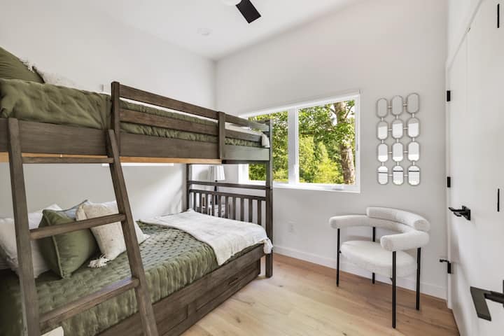 Våningssängen är perfekt för barn eller extra gäster och erbjuder ett roligt och funktionellt utrymme med bekväma sängar och mysiga detaljer för en lugn natts sömn