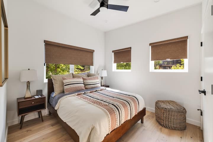 Detta inbjudande sovrum har en plysch queen-säng och en fridfull atmosfär, perfekt för par, vänner eller alla som älskar en god natts sömn.