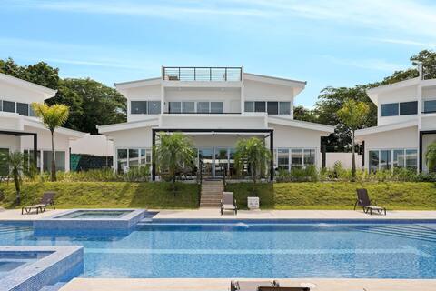 Modern Villa, 5 BD, 4 BA, Large Pool