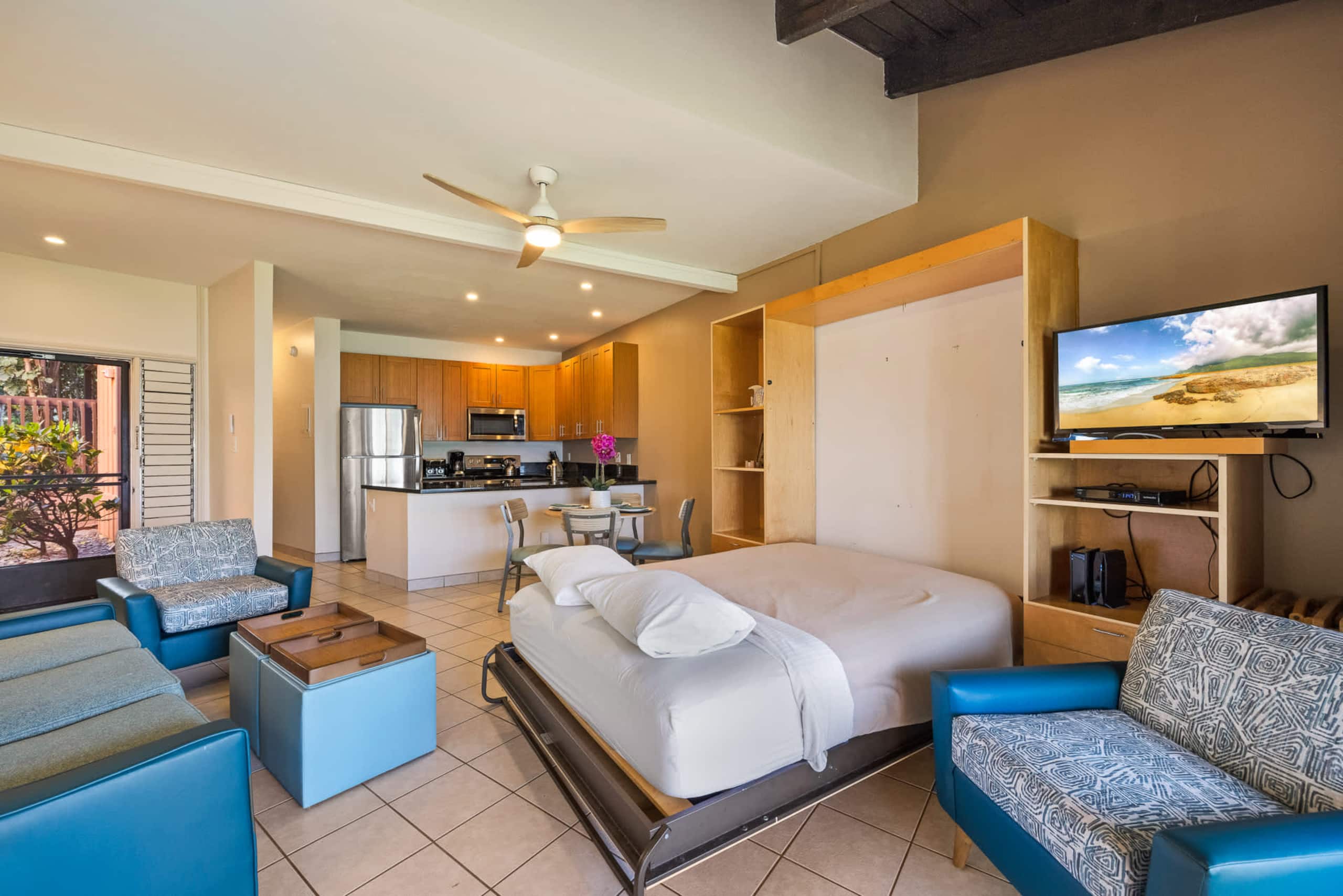 Condo in Lahaina · ★5.0 · 1 bedroom · 2 beds · 1 shared bath - Image 16