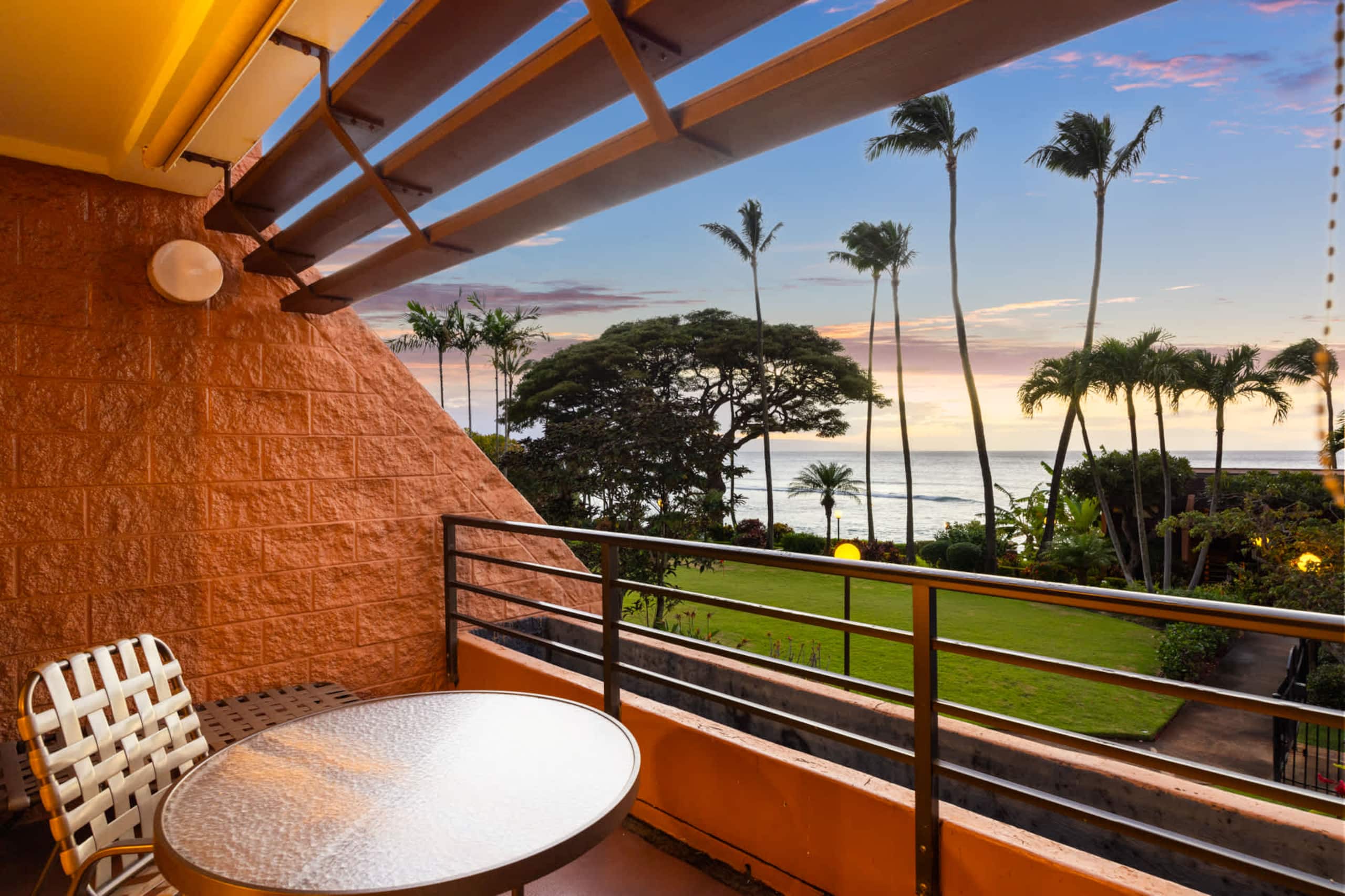 Condo in Lahaina · ★4.83 · 1 bedroom · 2 beds · 1 shared bath - Image 3