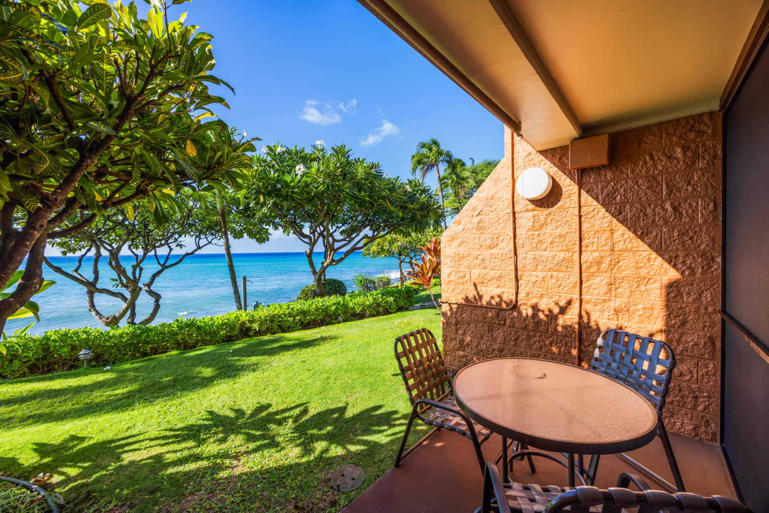 Condo in Lahaina · ★4.67 · 1 bedroom · 2 beds · 1 shared bath - Image 14