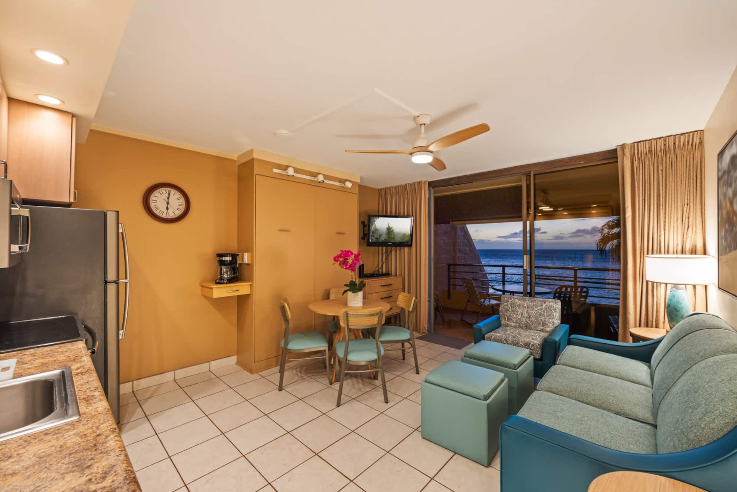 Condo in Lahaina · ★4.86 · 1 bedroom · 2 beds · 1 shared bath - Image 6