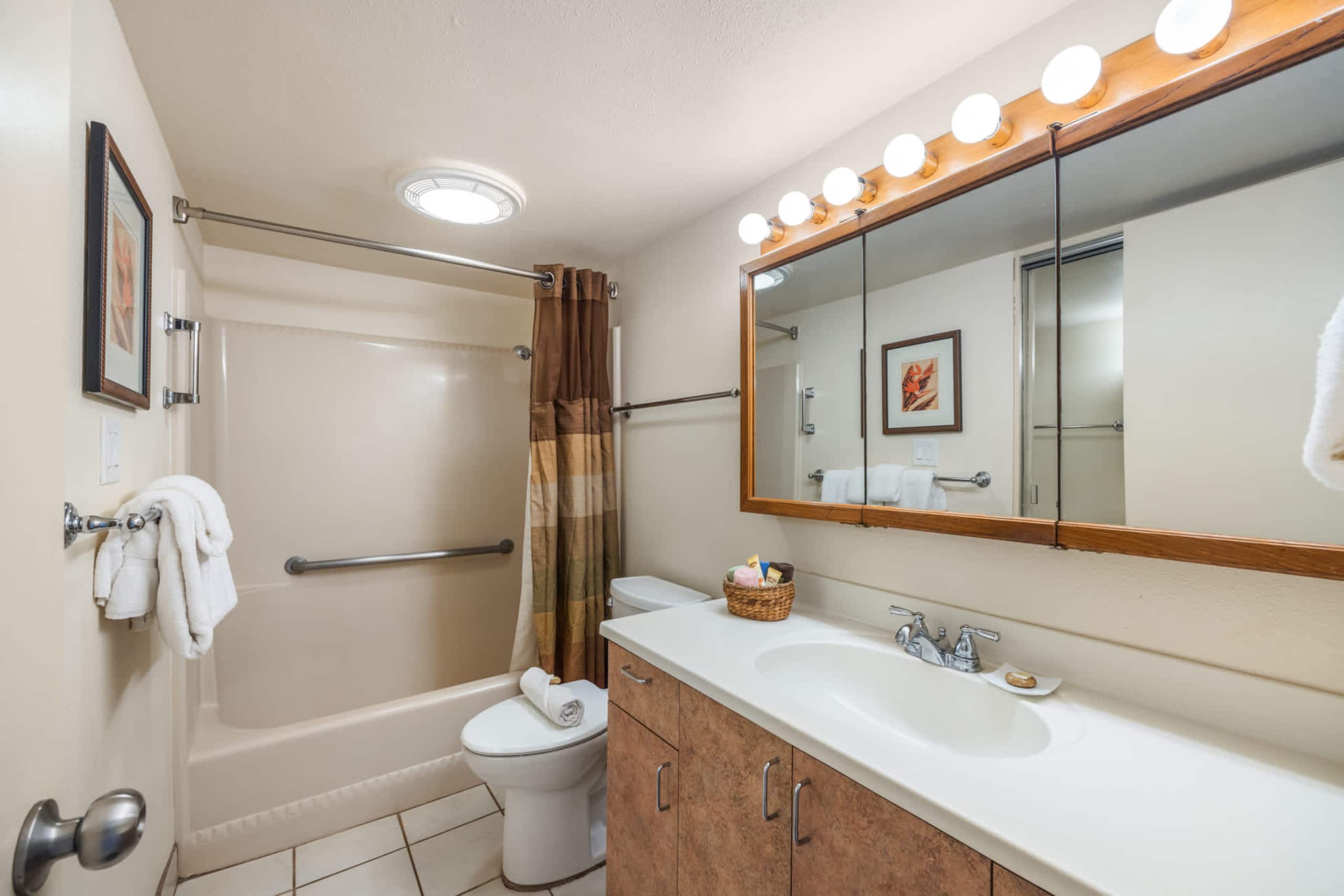 Condo in Lahaina · ★4.89 · 1 bedroom · 2 beds · 1 shared bath - Image 11