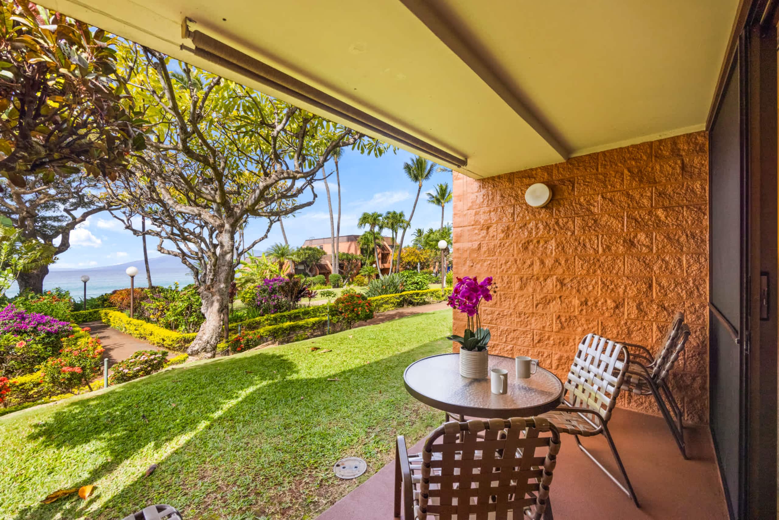 Condo in Lahaina · ★4.89 · 1 bedroom · 2 beds · 1 shared bath - Image 3