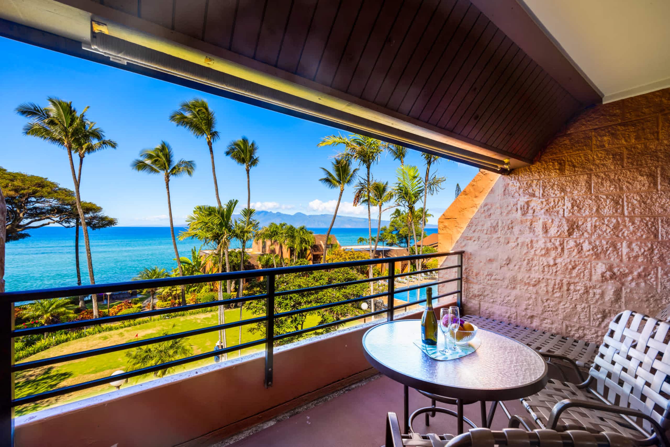 Condo in Lahaina · ★4.95 · 1 bedroom · 2 beds · 1 shared bath - Image 7
