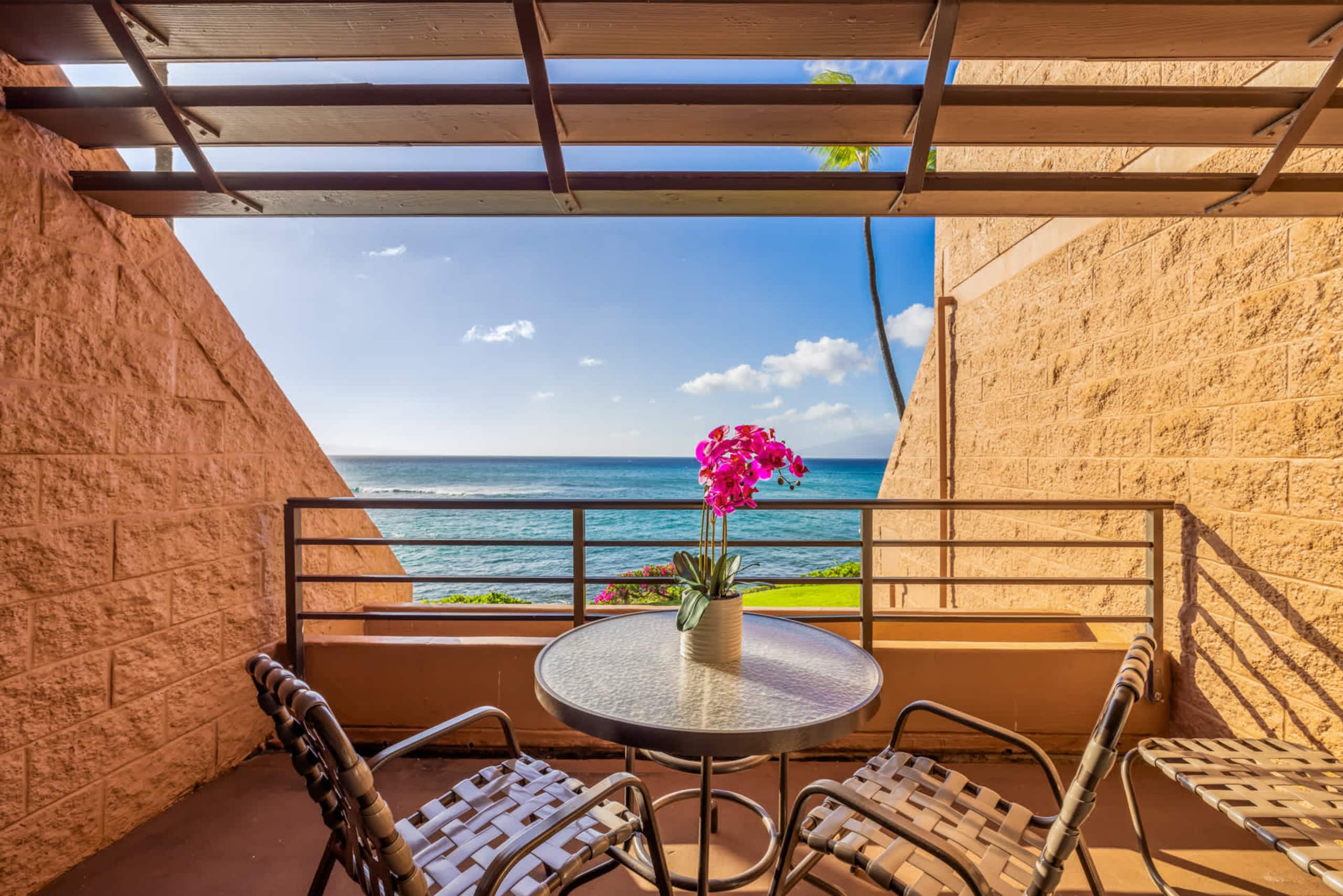 Condo in Lahaina · ★5.0 · 1 bedroom · 2 beds · 1 shared bath - Image 2