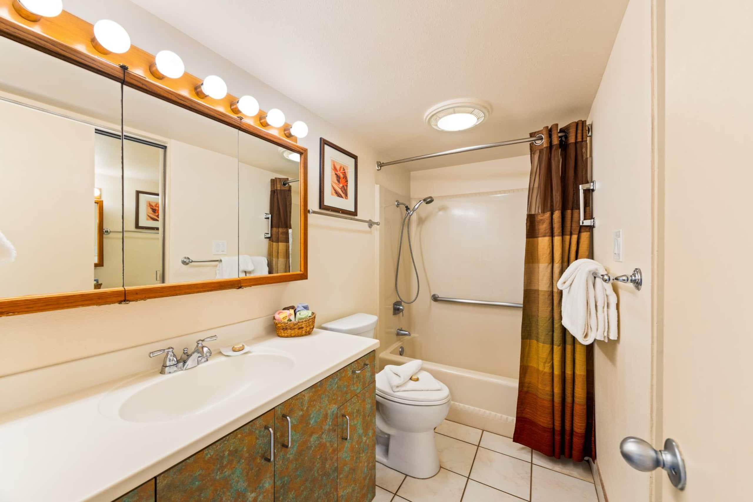 Condo in Lahaina · ★4.71 · 1 bedroom · 2 beds · 1 shared bath - Image 12