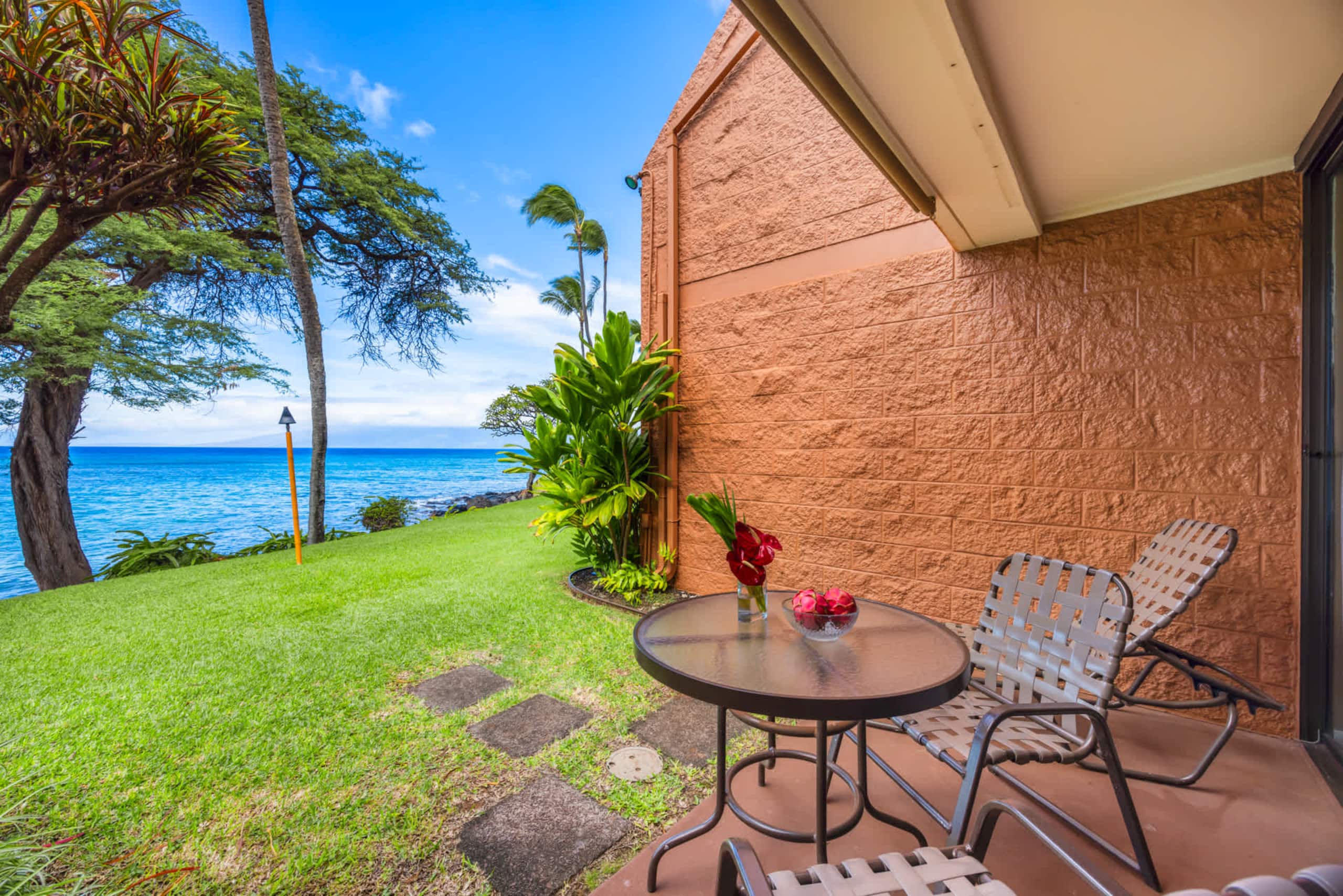 Condo in Lahaina · ★4.9 · 1 bedroom · 2 beds · 1 shared bath - Image 16