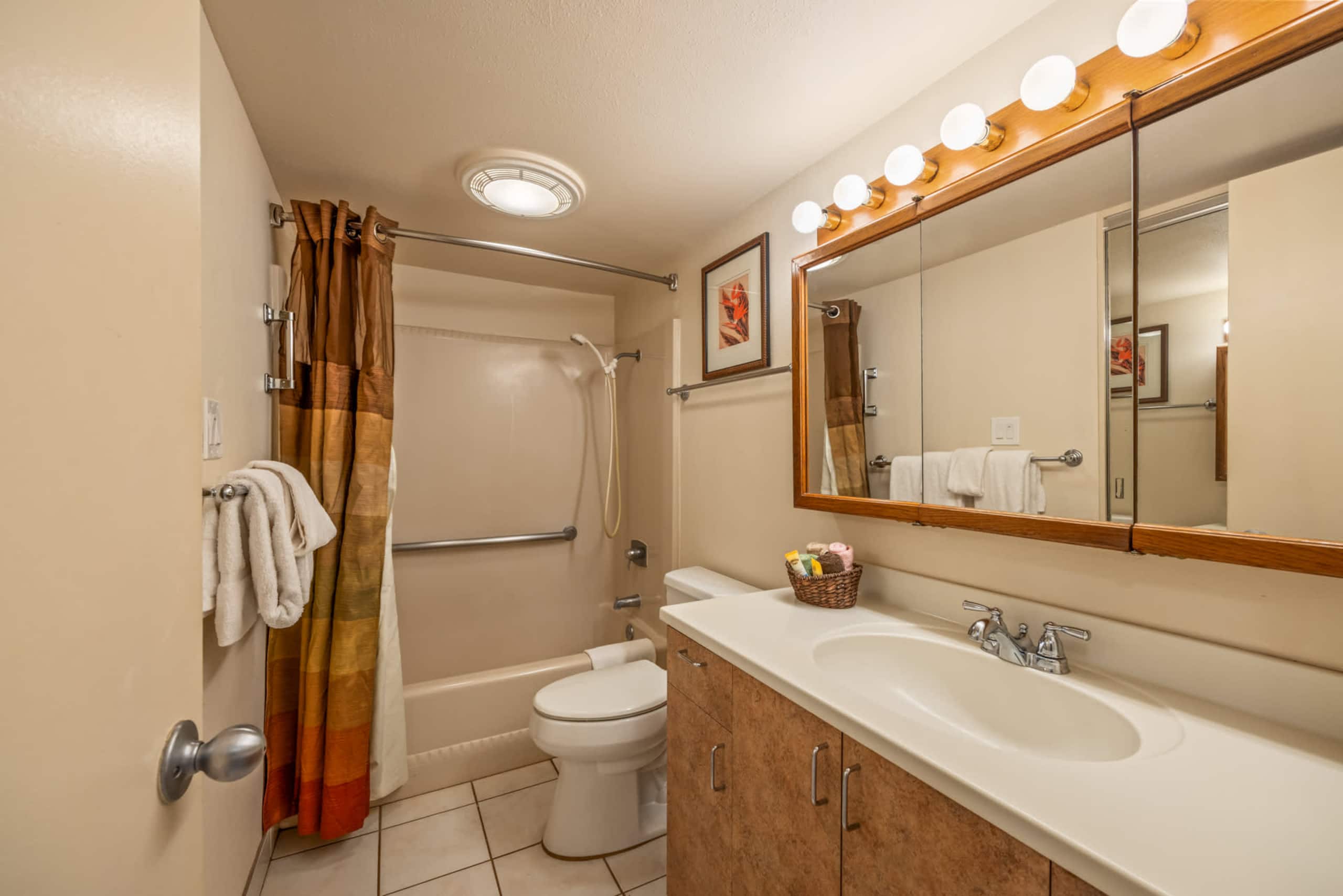 Condo in Lahaina · ★4.91 · 1 bedroom · 2 beds · 1 shared bath - Image 12