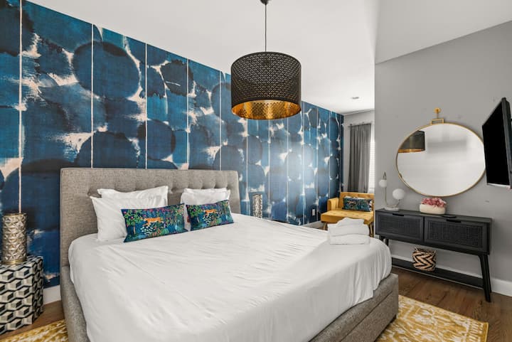 Sovrum med dubbelsäng och smart-TV