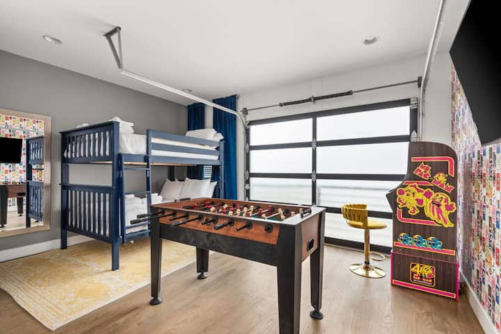 Spelrum sovrum med full över full våningssängar