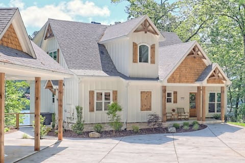 Big Oak Bungalow  by Chatuge Home Concierge