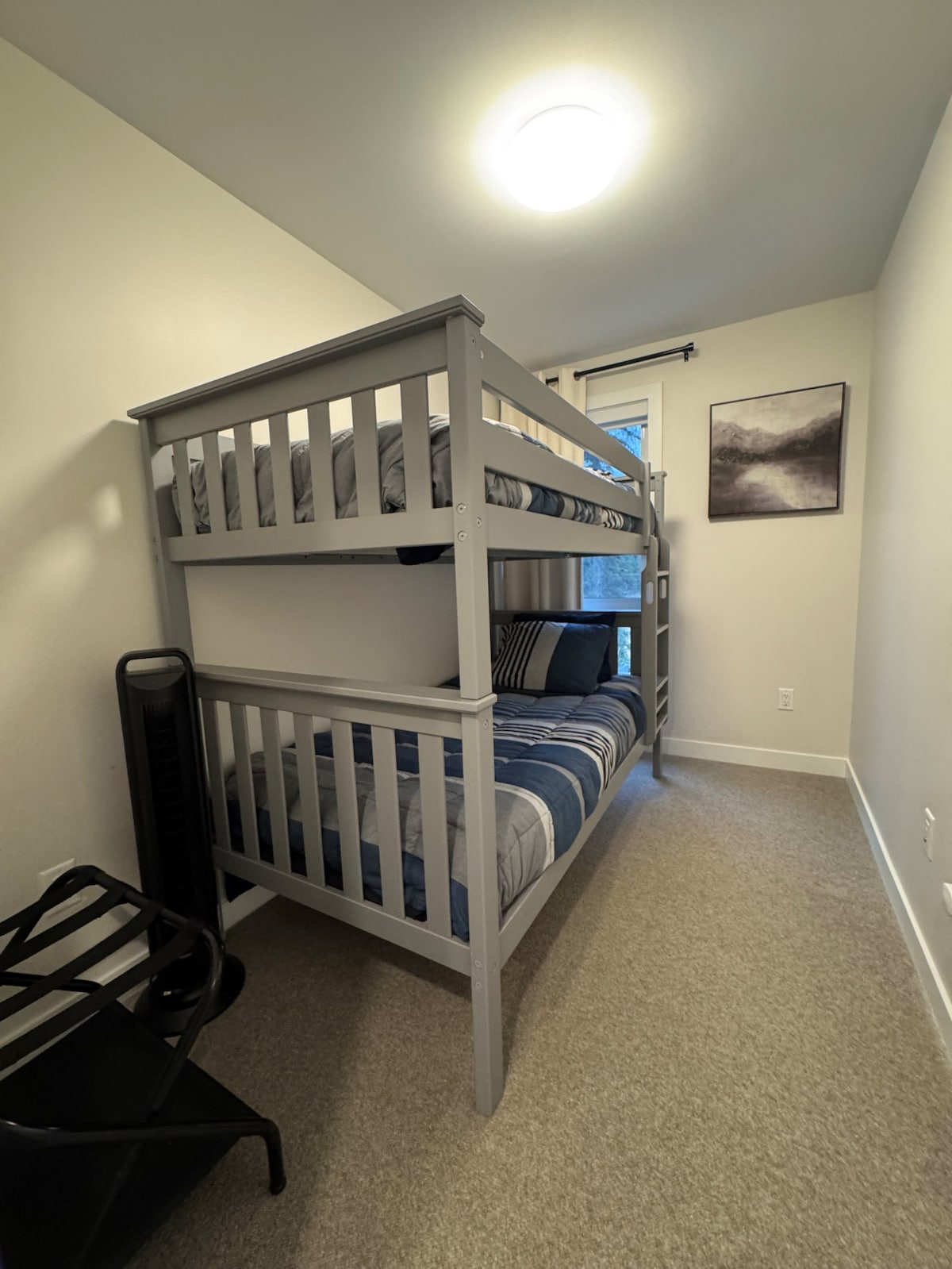 سرير بطابقين في غرفة نوم أصغر في الطابق العلوي