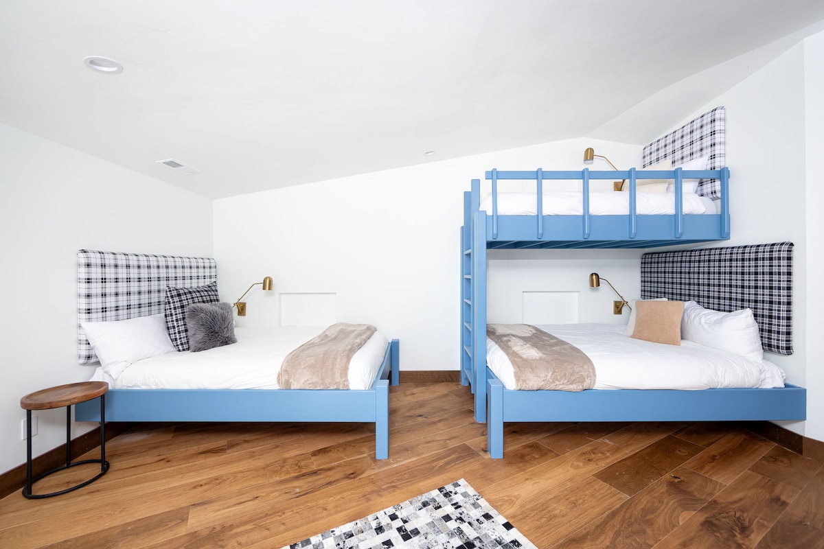 Las camas y literas construidas a medida hacen que la Great Northern Mountain Escape sea única y cómoda.  Cada cama tiene una luz de lectura situada junto a la cama.