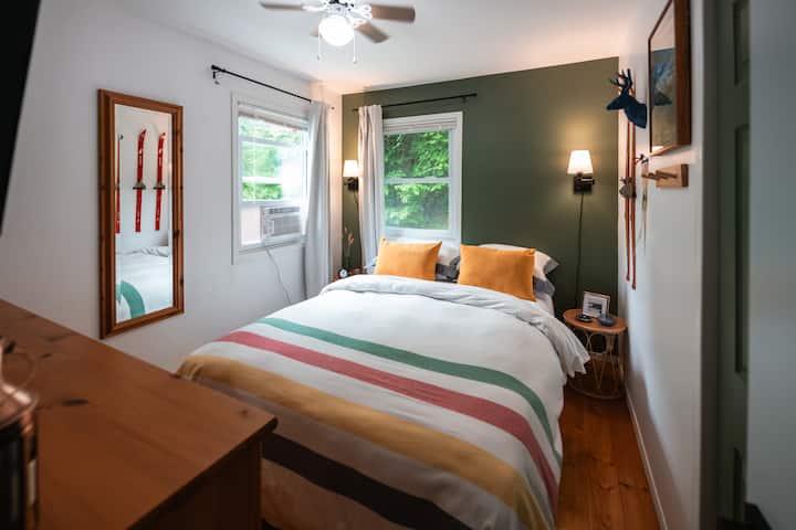 Queen Bedroom with Air Conditioning & TV with Firestick