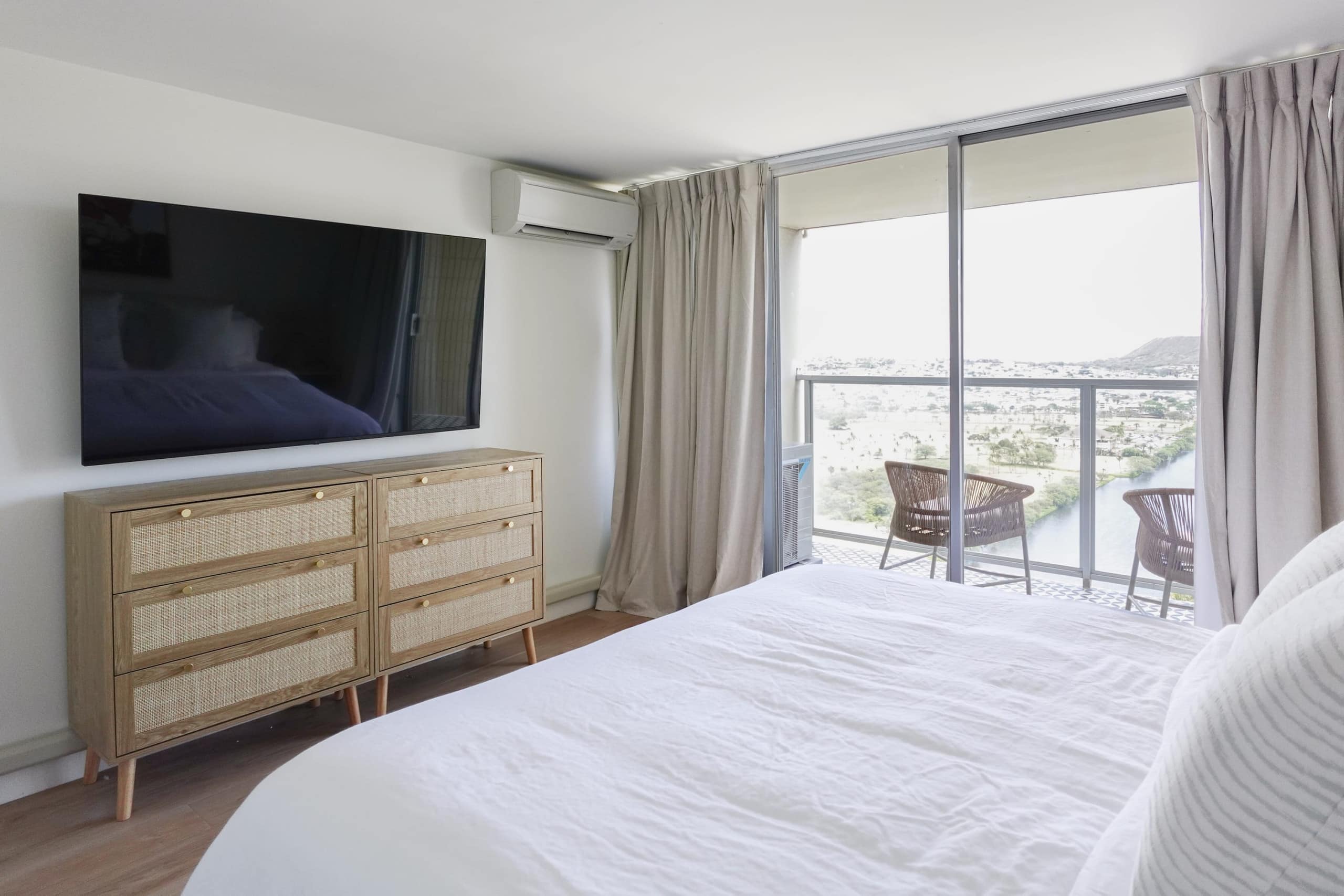 Condo in Honolulu · ★4.91 · 1 bedroom · 3 beds · 1 private bath - Image 10