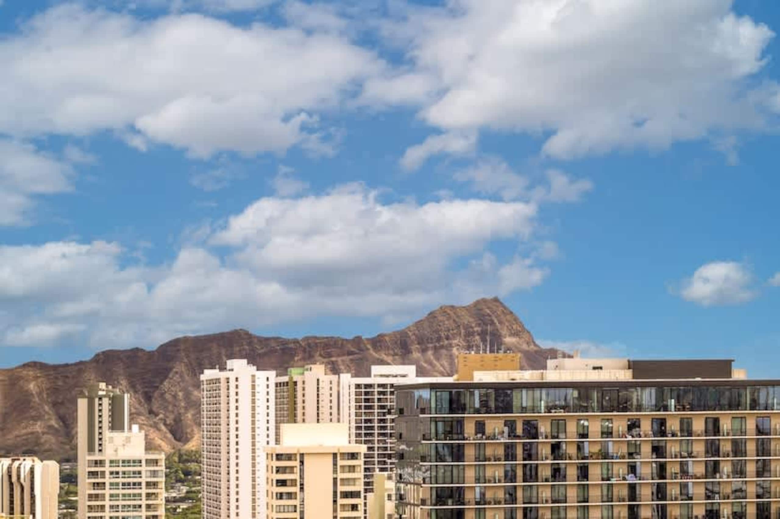 Condo in Honolulu · ★4.91 · 1 bedroom · 3 beds · 1 private bath - Image 51
