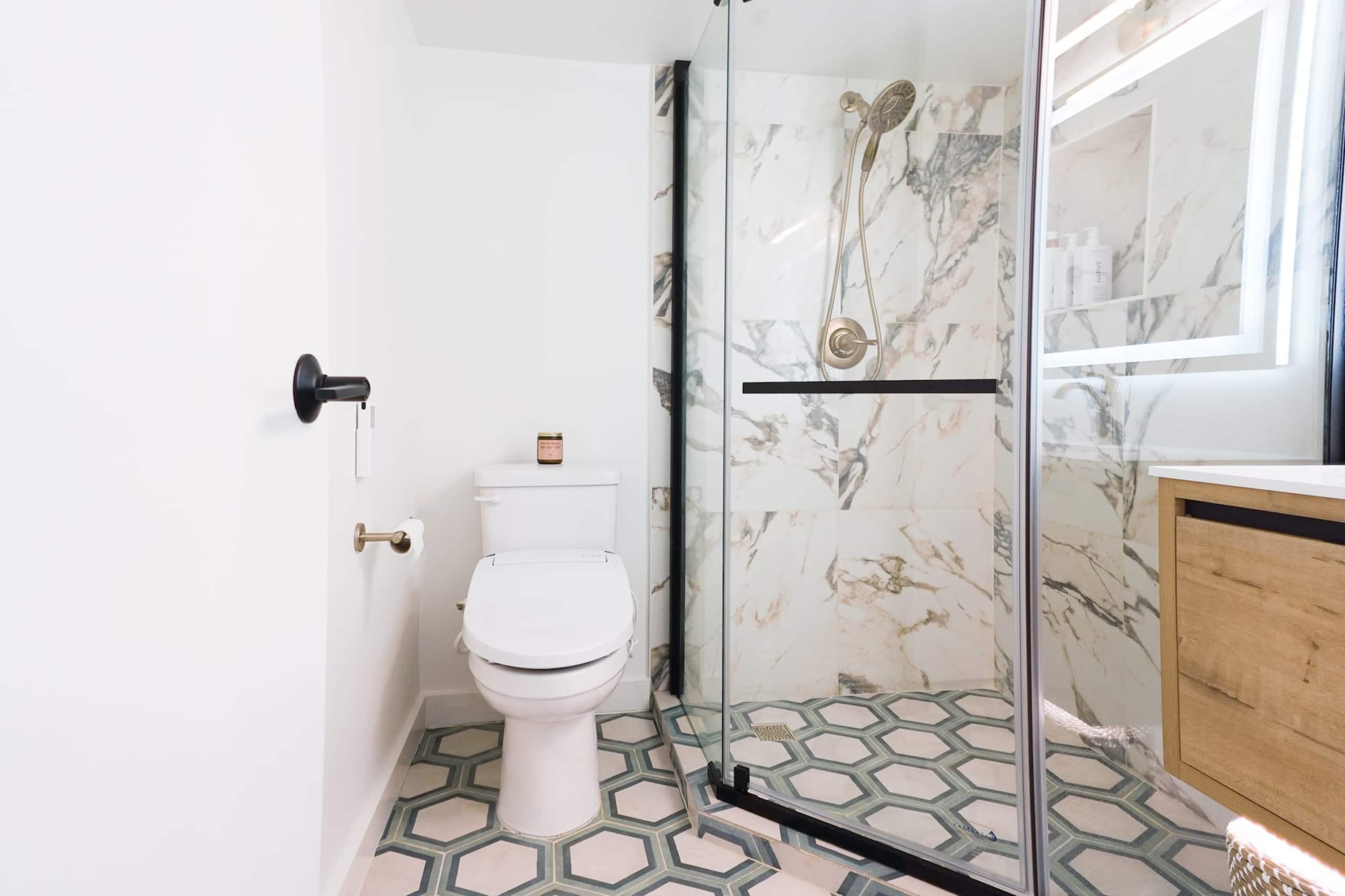 Condo in Honolulu · ★4.91 · 1 bedroom · 3 beds · 1 private bath - Image 18
