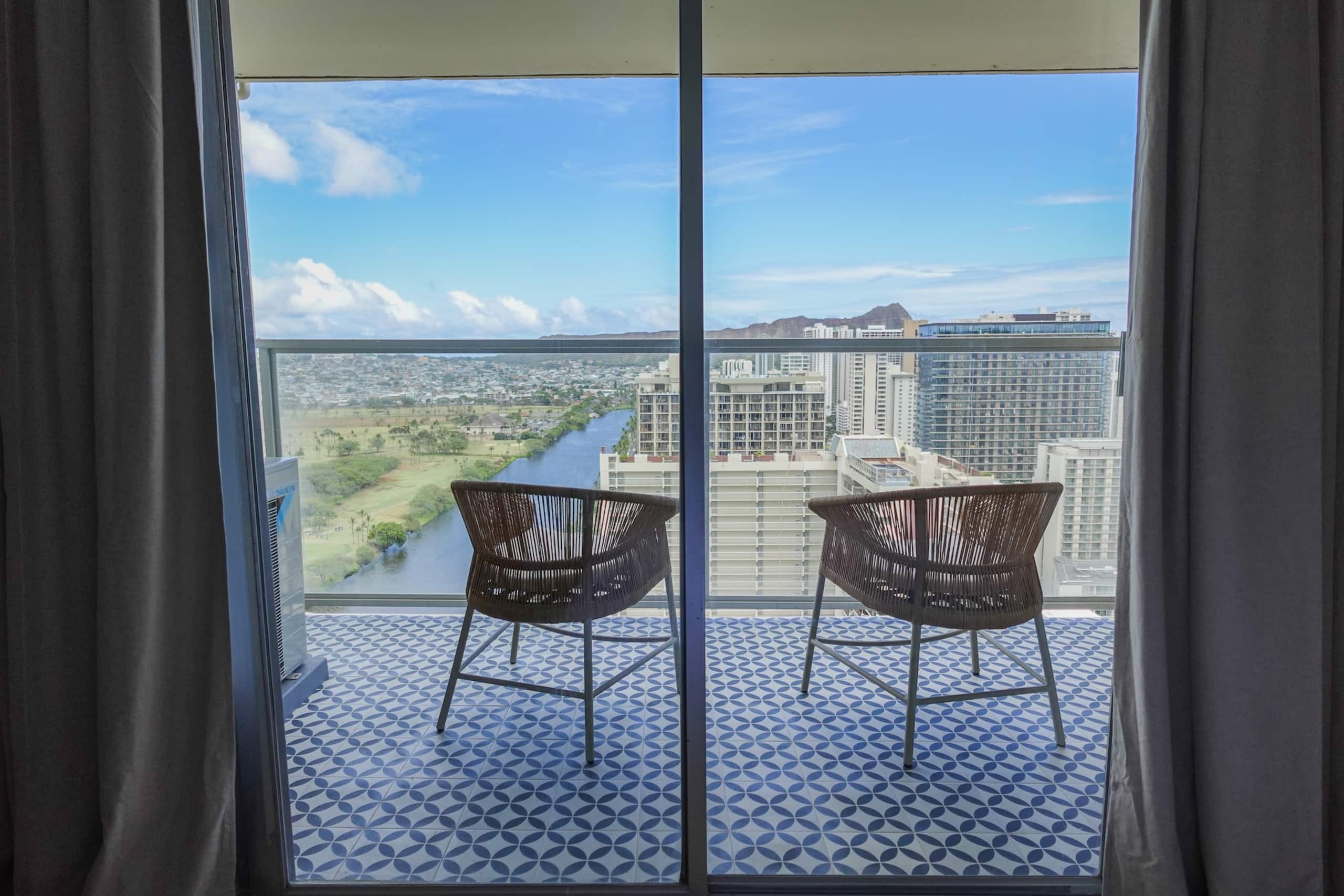 Condo in Honolulu · ★4.91 · 1 bedroom · 3 beds · 1 private bath - Image 20