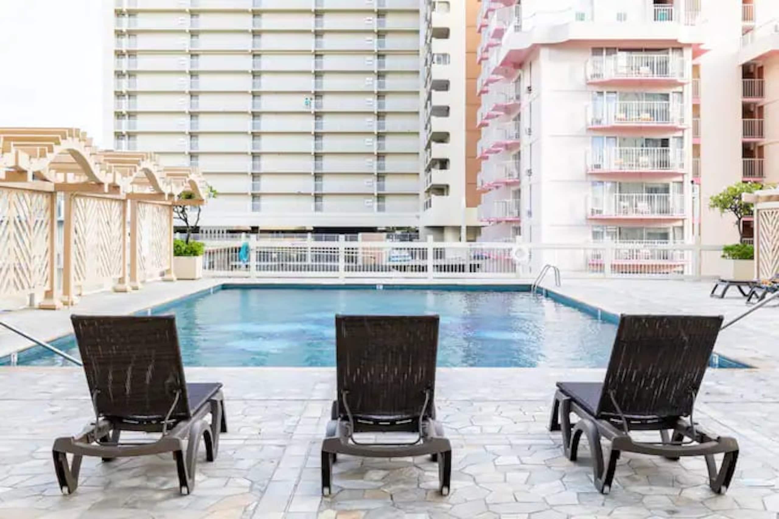 Condo in Honolulu · ★4.91 · 1 bedroom · 3 beds · 1 private bath - Image 28