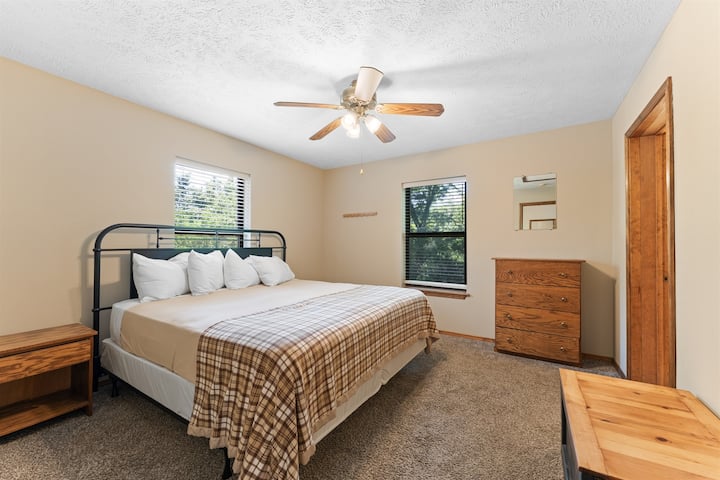 غرفة النوم الرئيسية حيث تلتقي الراحة بالهدوء، والراحة تبدو وكأنها حلم.