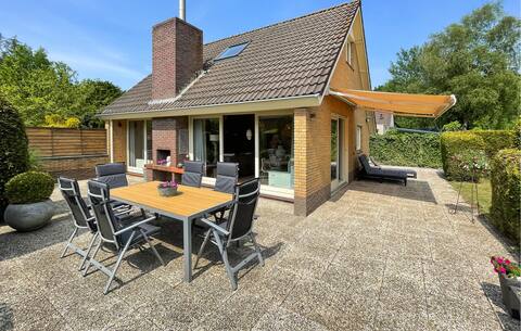 Awesome home in Lauwersoog with WiFi