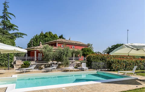 Gorgeous home in Avenale, Cingoli