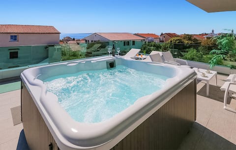 Amazing apartment in Mandre with jacuzzi