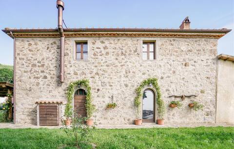 Beautiful home in Stribugliano with jacuzzi