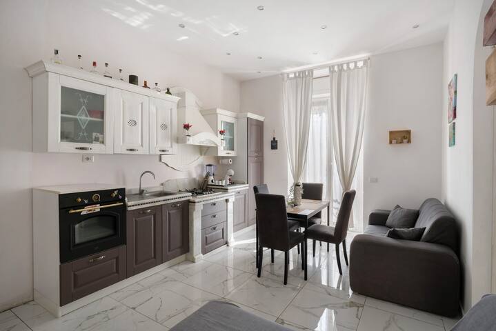 Whiteandblacknapoli gallery image 5