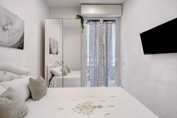 Whiteandblacknapoli gallery image 3