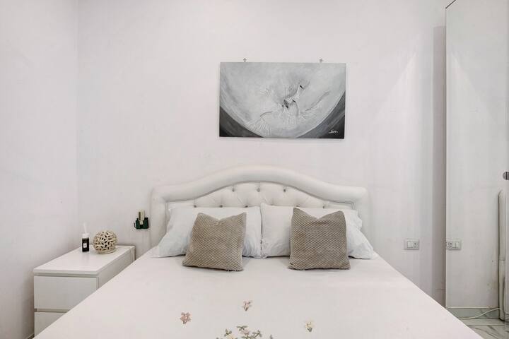 Whiteandblacknapoli gallery image 4