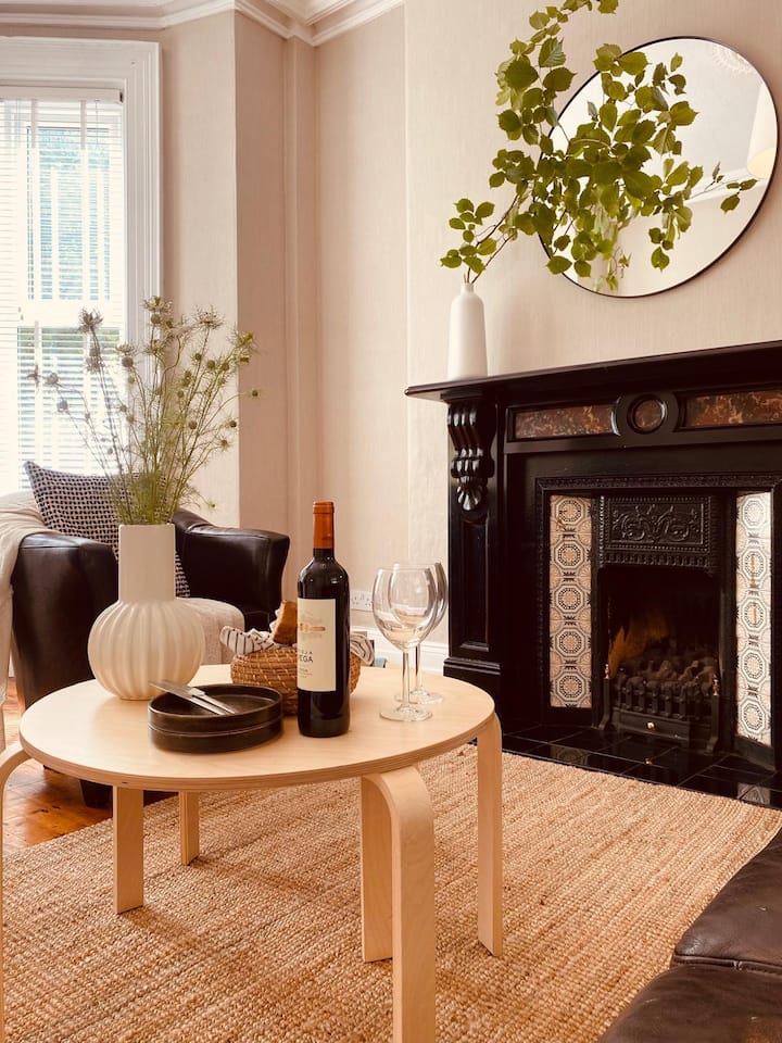 宽敞的起居室，可欣赏街景 