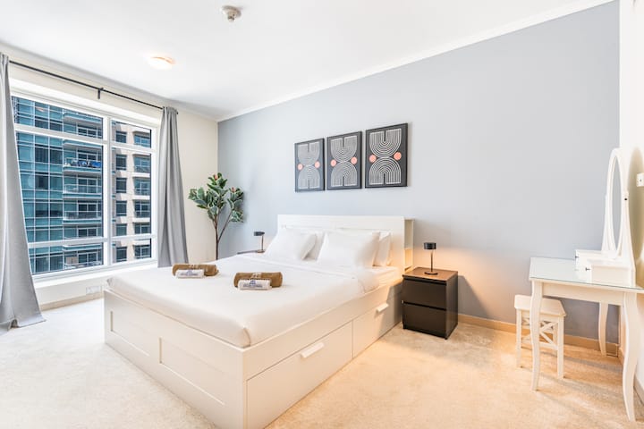  להסתובב לשינה עמוקה אחרי יום של סיורים, בידיעה שתתעוררו לקו הרקיע של דובאי.