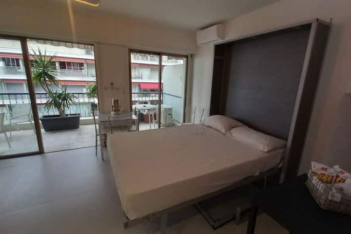 ห้องนั่งเล่นสว่างพร้อมเตียงคู่แบบพับเก็บได้ ซึ่งเป็นโซลูชั่นที่ใช้งานได้จริงที่เปลี่ยนพื้นที่จากพื้นที่นั่งเล่นเป็นห้องนอนได้ในไม่กี่วินาที
สภาพแวดล้อมที่โปร่งโล่งพร้อมระเบียง เหมาะสำหรับการเข้าพักที่สะดวกสบายในเมนตัน