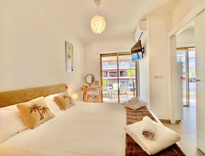 ห้องพักสว่างสบายสำหรับ 2 คนพร้อมเตียงนอนสบาย เครื่องปรับอากาศ และทีวี การเข้าถึงระเบียงได้โดยตรงช่วยให้มีแสงธรรมชาติและความต่อเนื่องกับพื้นที่กลางแจ้ง สร้างบรรยากาศที่ผ่อนคลายใจกลางเมืองเมนตัน เดินเพียงไม่กี่นาทีจากทะเล