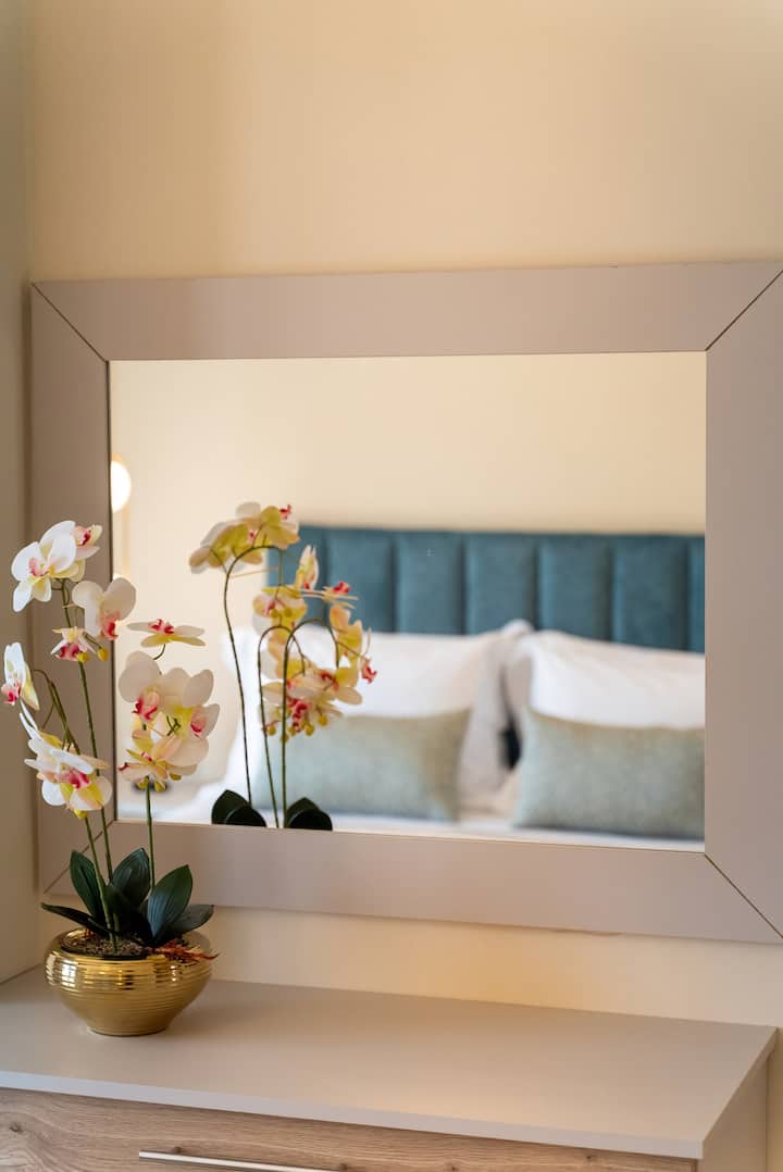 Chambre sereine avec un lit double confortable, des draps doux et un décor élégant conçu pour des nuits reposantes.