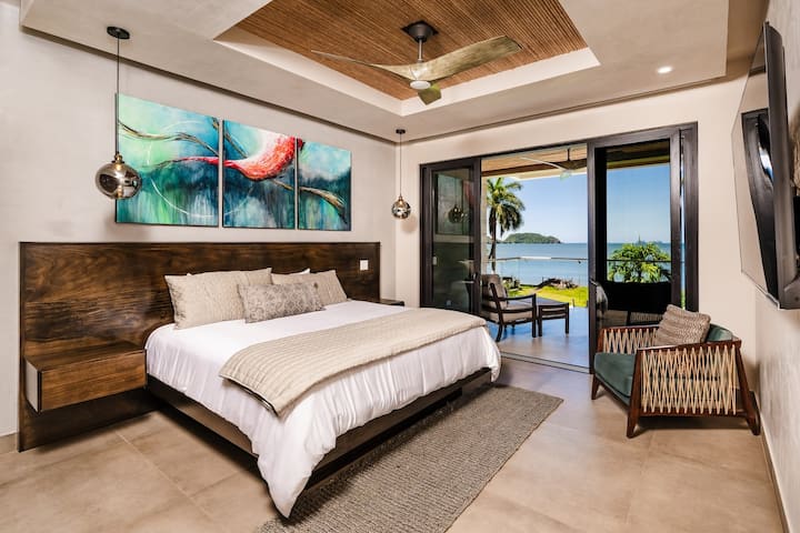 Fikiria kuamka na kuona mandhari yasiyo na mwisho na mdundo wa upole wa bahari.

