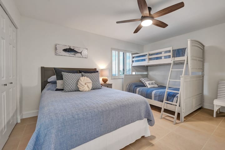 Სტუმრების საძინებელში არის მყუდრო ორადგილიანი საწოლი და ორადგილიანი სრული ორსართულიანი საწოლი - იდეალურია მოქნილი საძილე პირობებისთვის!